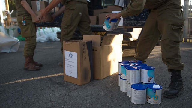 Baby formula for Syrian refugees (Photo: IDF Spokesperson's Unit) (צילום: דובר צה"ל) Baby formula for Syrian refugees (Photo: IDF Spokesperson's Unit)