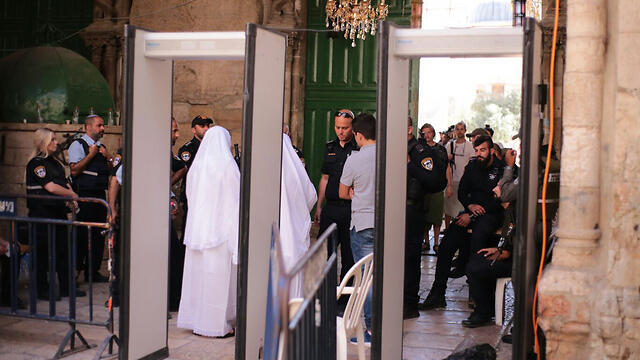 Metal detectors at the entrance to the Temple Mount (Photo: TPS)