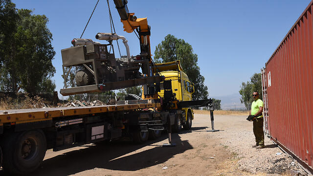 A generator tranferred to Syria (Photo: Avihu Shapira) (צילום: אביהו שפירא) A generator tranferred to Syria (Photo: Avihu Shapira)
