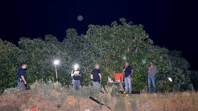 Следователи на месте убийства тайного агента. Фото: Ави Муалем (צילום: אבי מועלם) Следователи на месте убийства тайного агента. Фото: Ави Муалем