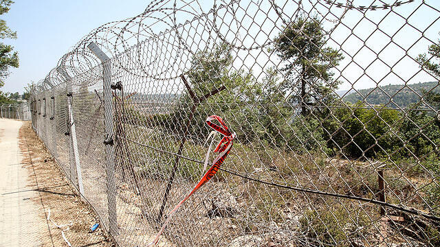 The security fence in Halamish over which the terrorist climbed (Photo: Yariv Katz)