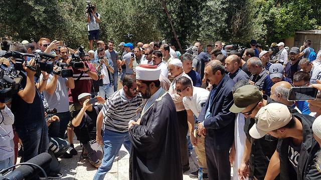 Waqf heads hold protest prayer outside Temple Mount entrance (Photo: Elior Levy)