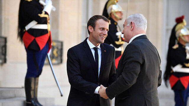 Macron welcomes Netanyahu as he arrives in Paris (Photo: EPA)