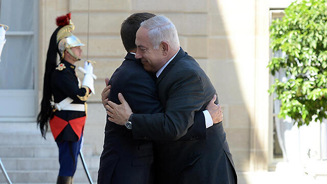 Macron welcomes Netanyahu as he arrives in Paris (Photo: Haim Tzah, GPO)