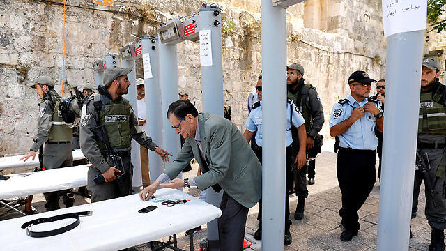 Border Police examine visitors to the Temple Mount entering through the Lions' Gate (Photo: EPA)