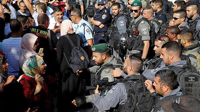 Palestinian protestors face off Border Police at the Temple Mount(Photo: REuters)
