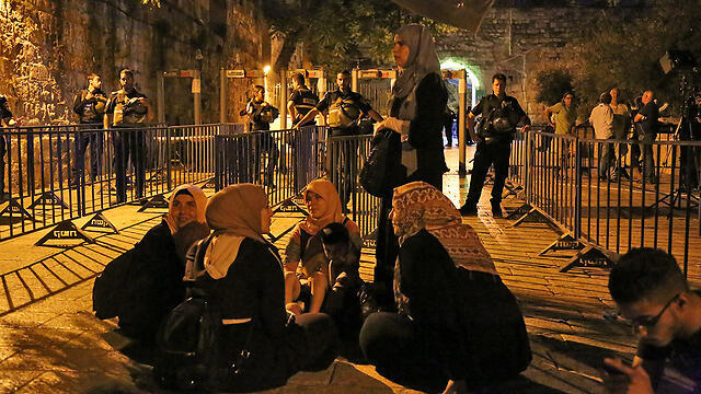 Muslim women protest in front of the metal detector gates (Photo: Ofer Meir)