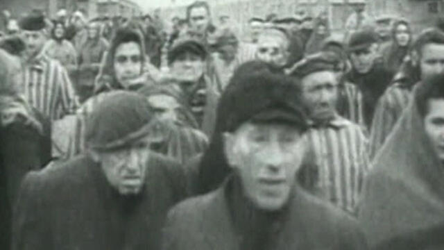 concentration camp inmates upon release (צילום: רויטרס) concentration camp inmates upon release