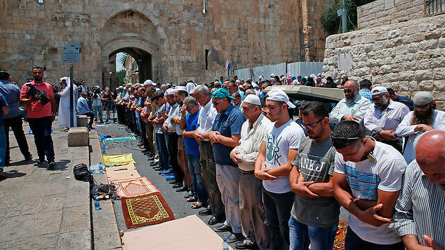 Palestinian praying outside of Temple Mount in protest of new metal detectors (Photo: AFP) (צילום: AFP) Palestinian praying outside of Temple Mount in protest of new metal detectors (Photo: AFP)