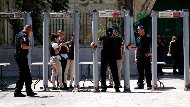 Police removing metal detectors (Photo: EPA)