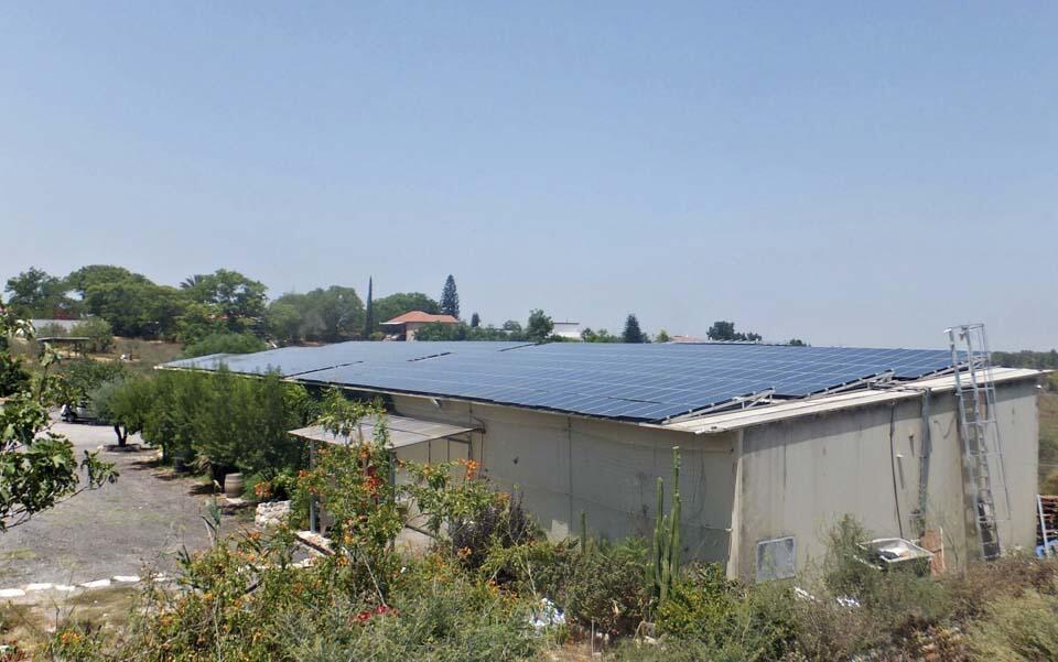 На крыше винодельни установлены солнечные батареи для получения экологически чистой энергии (Фото: Леон Левитас) На крыше винодельни установлены солнечные батареи для получения экологически чистой энергии