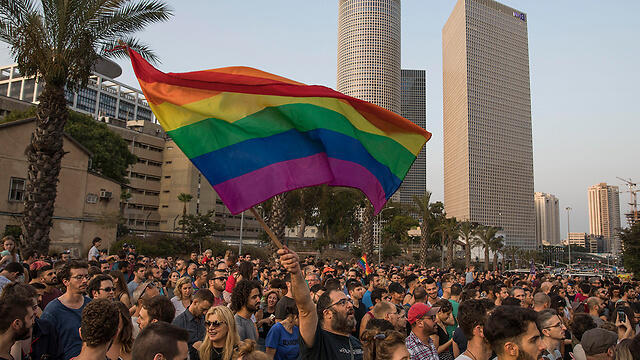 Protest in Tel Aviv calling to allow same-sex adoptions (Photo: AP)