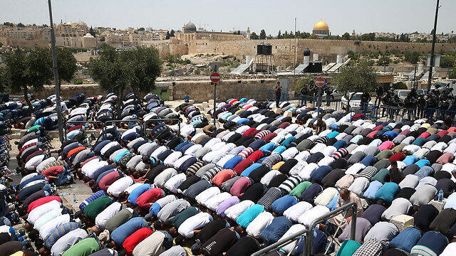 Молитва за пределами Храмовой горы. Фото: Охад Цвайгенберг