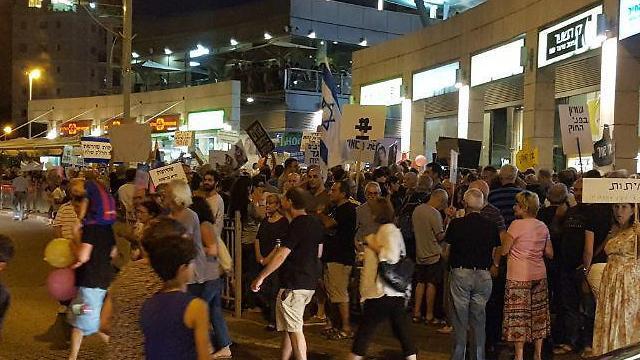 One of the many protests taking place in Petah Tikva near AG Mandelblit's house (Photo: Raanan Ben Zur)