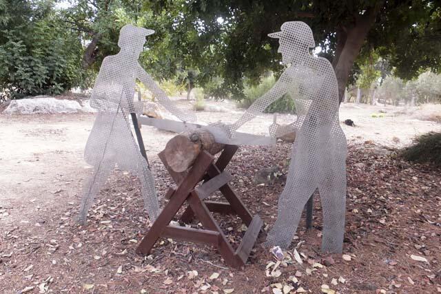 Инсталляция в честь первых работников фермы Хульда