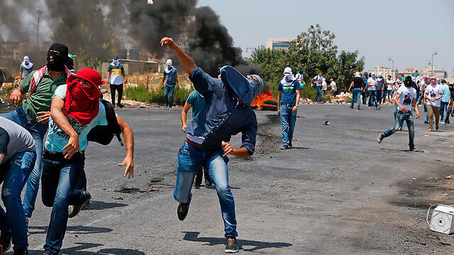 Palestinian rioters near Beit El (Photo: AFP) (צילום: AFP) Palestinian rioters near Beit El (Photo: AFP)