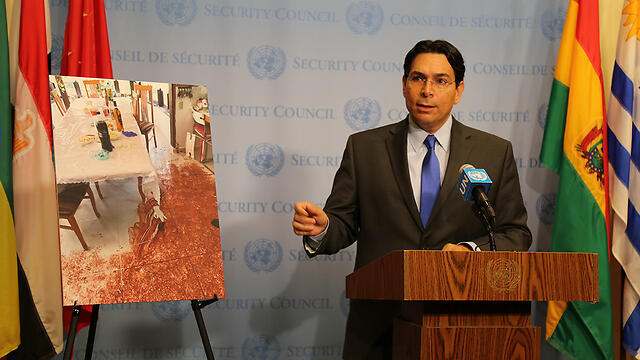Danon at the UN Security Council presenting photos from the scene of the attack