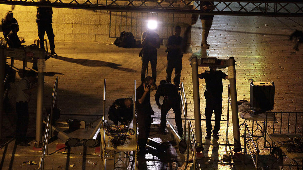 Police begin dismantling metal detectors (Photo: AP)