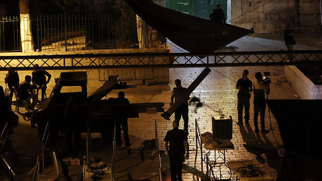 Демонтаж металлодетекторов. Фото: AFP