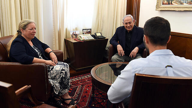 L to R: Shlain, Netanyahu and Moyal upon the delegation's return to Israel (Photo: Haim Tzach/GPO) (צילום: חיים צח, לע"מ) L to R: Shlain, Netanyahu and Moyal upon the delegation's return to Israel (Photo: Haim Tzach/GPO)
