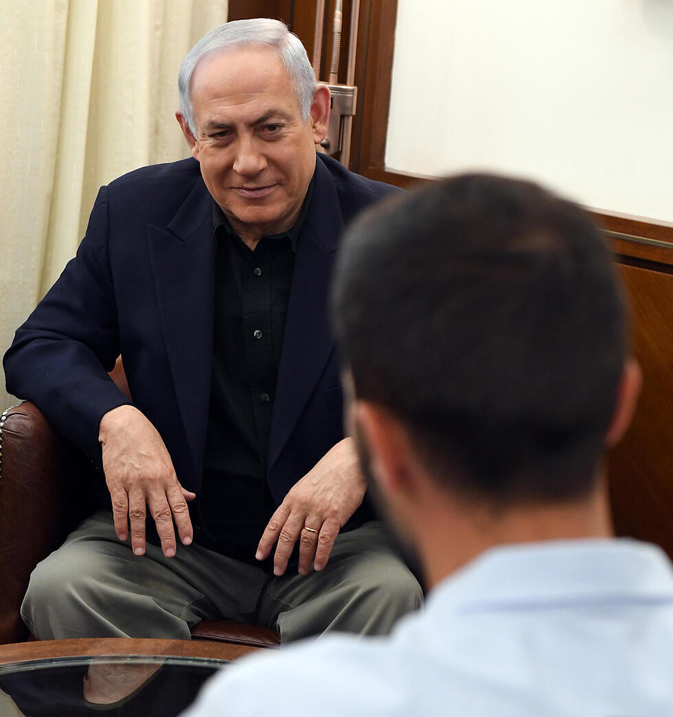 Netanyahu with the Israeli security guard upon his return (Photo: Haim Thazch/GPO) (צילום: חיים צח, לע"מ) Netanyahu with the Israeli security guard upon his return (Photo: Haim Thazch/GPO)