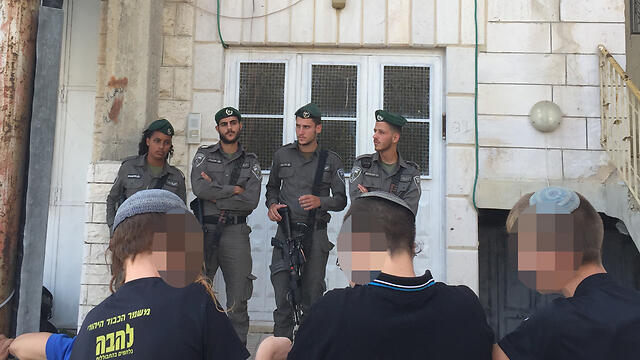 Border Police troops guard a Palestinian home in Hebron where settlers were squatting, July 2017. Ownership of the building was at the center of a years-long dispute (צילום: גיל יוחנן) Border Police troops guard a Palestinian home in Hebron where settlers were squatting, July 2017. Ownership of the building was at the center of a years-long dispute