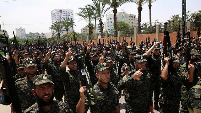 Hamas militants procession (Photo: AP)
