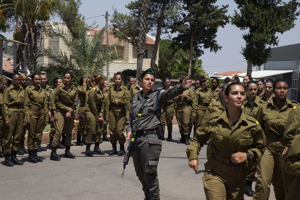 Девушки на призывном пункте МАГАВа. Фото: Амит Шаби (Фото: Амит Шаби) Девушки на призывном пункте МАГАВа. Фото: Амит Шаби