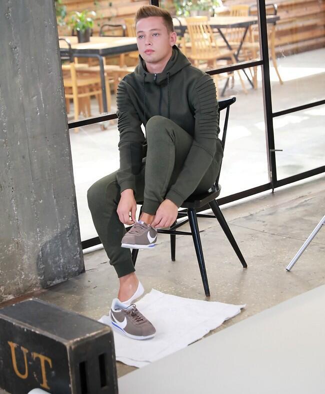 В перерыве между кадрами (Рафи Делойя) В перерыве между кадрами