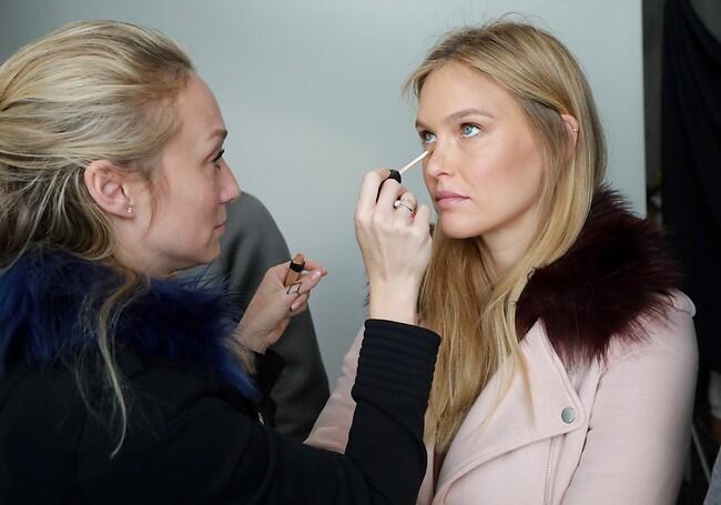 Как будто ей нужен макияж... (Рафи Делойя) Как будто ей нужен макияж...