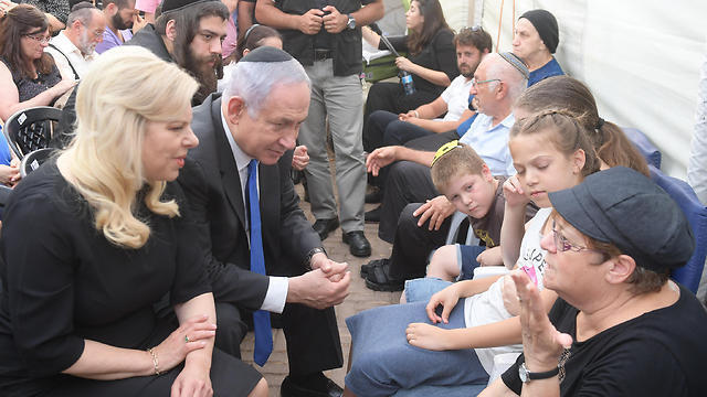 Netanyahu visits the Salomon family (Photo: Amos Ben-Gershom, GPO)