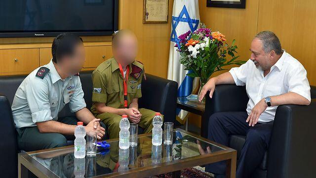 Lieberman meets with Staff Sergeant A. and his commander (Photo: Photo: Ariel Hermoni/Defense Ministry)