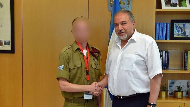 Defense Minister Lieberman meets with Staff Sergeant A. (Photo: Photo: Ariel Hermoni/Defense Ministry)