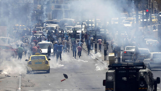 Riots in Jerusalem following placement of metal detectors at the Temple Mount in July (צילום: EPA) Riots in Jerusalem following placement of metal detectors at the Temple Mount in July