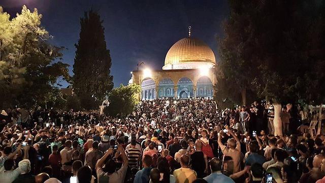 Worshippers at the Dome of the Rock, Temple Mount, Jerusalem