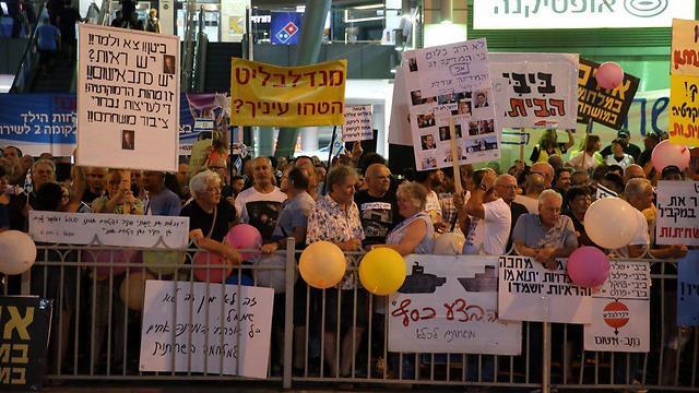 Демонстрация в Петах-Тикве. Фото: Моти Кимхи (צילום: מוטי קמחי) Демонстрация в Петах-Тикве. Фото: Моти Кимхи