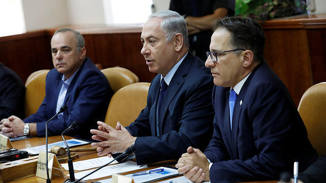 Usually, it’s the opposition which makes empty promises, but the tables have turned, and the dreams are being sold by the government and the coalition (Photo: Reuters) (צילום: רויטרס) Usually, it’s the opposition which makes empty promises, but the tables have turned, and the dreams are being sold by the government and the coalition (Photo: Reuters)