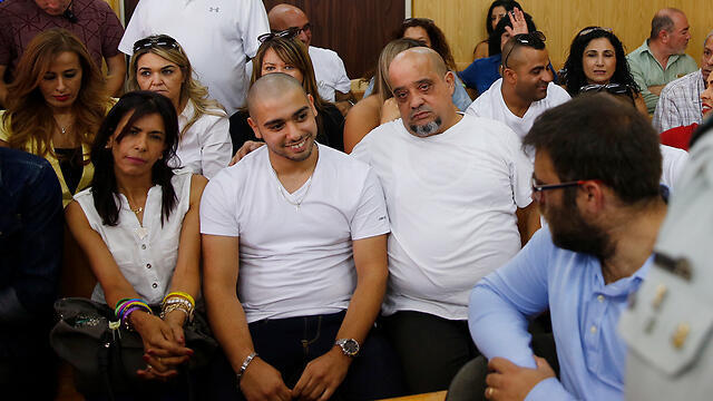 Azaria and his family talking to Likud MK Oren Hazan (Photo: Tomer Applebaum) (צילום: תומר אפלבאום) Azaria and his family talking to Likud MK Oren Hazan (Photo: Tomer Applebaum)