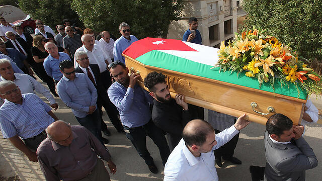 Funeral procession for Bassem al-Hamarna (Photo: EPA)