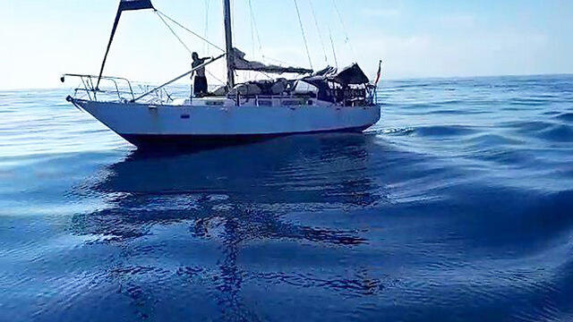 The stranded yacht and its operator (Photo: Israel Police)