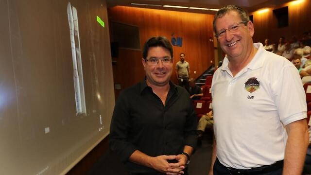 Министр науки Офир Акунис и директор космического проекта Офер Дорон. Фото: Алон Рон (צילום: אלון רון) Министр науки Офир Акунис и директор космического проекта Офер Дорон. Фото: Алон Рон