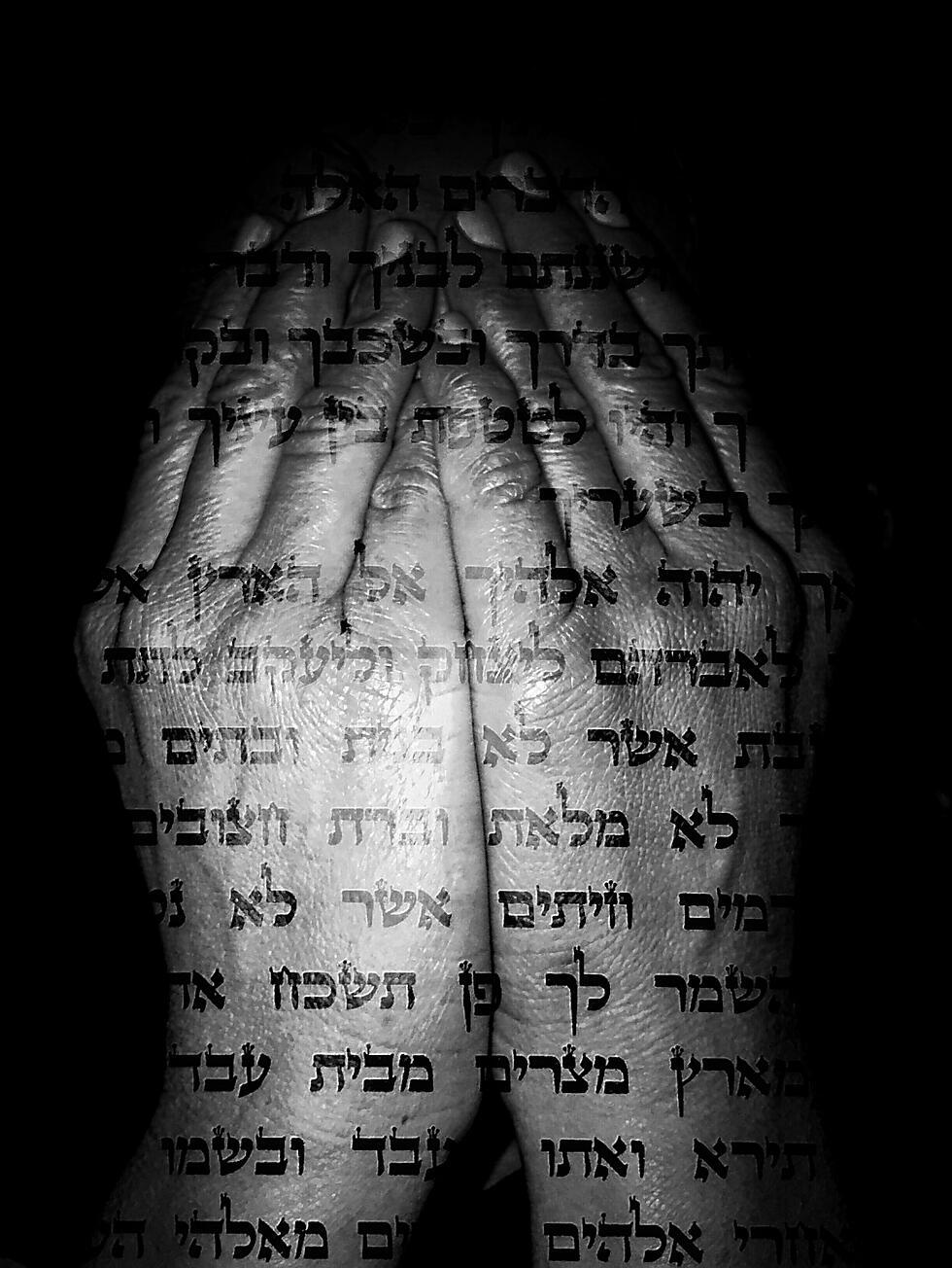 Justin Aronwald, Solomon Schechter Day School of Metropolitan Chicago, Northbrook, Illinois, US: And these words, which I command ‘you this day… bind them as a sign on your hand, and let them serve’ as a symbol between your eyes (Deuteronomy, 6:6-8). ‘When the Torah is imprinted on our hands, on our bodies, it reminds us about our Jewish history and traditions and gives us morals to live by.’ (צילום: ג'סטין ארנולד וסולומון שכטר, שיקאגו) Justin Aronwald, Solomon Schechter Day School of Metropolitan Chicago, Northbrook, Illinois, US: And these words, which I command ‘you this day… bind them as a sign on your hand, and let them serve’ as a symbol between your eyes (Deuteronomy, 6:6-8). ‘When the Torah is imprinted on our hands, on our bodies, it reminds us about our Jewish history and traditions and gives us morals to live by.’