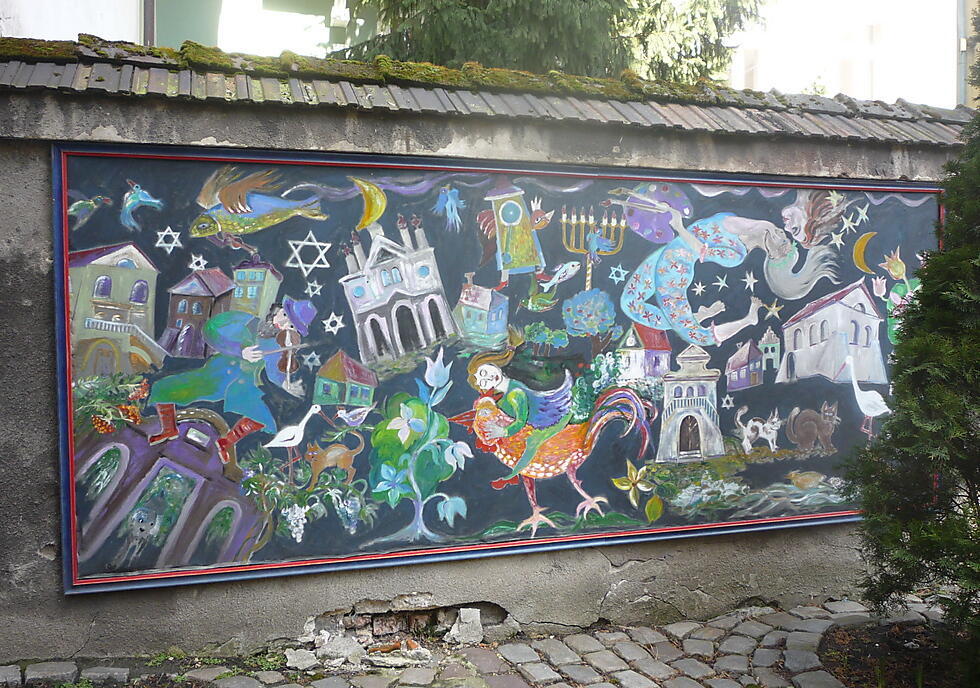 Grzegorz Sadurski, JCC Krakow, Krakow, Poland: This street art is a sign of revitalization in Krakow’s Jewish Quarter of Kazimierz. Jewish symbols in the style of artist Marc Chagall recall history and life in Kazimierz. They evoke ritual, music and folklore to tell the continuing story of Jewish life in Poland. (צילום: גרגורי סדורסקי, פולין) Grzegorz Sadurski, JCC Krakow, Krakow, Poland: This street art is a sign of revitalization in Krakow’s Jewish Quarter of Kazimierz. Jewish symbols in the style of artist Marc Chagall recall history and life in Kazimierz. They evoke ritual, music and folklore to tell the continuing story of Jewish life in Poland.