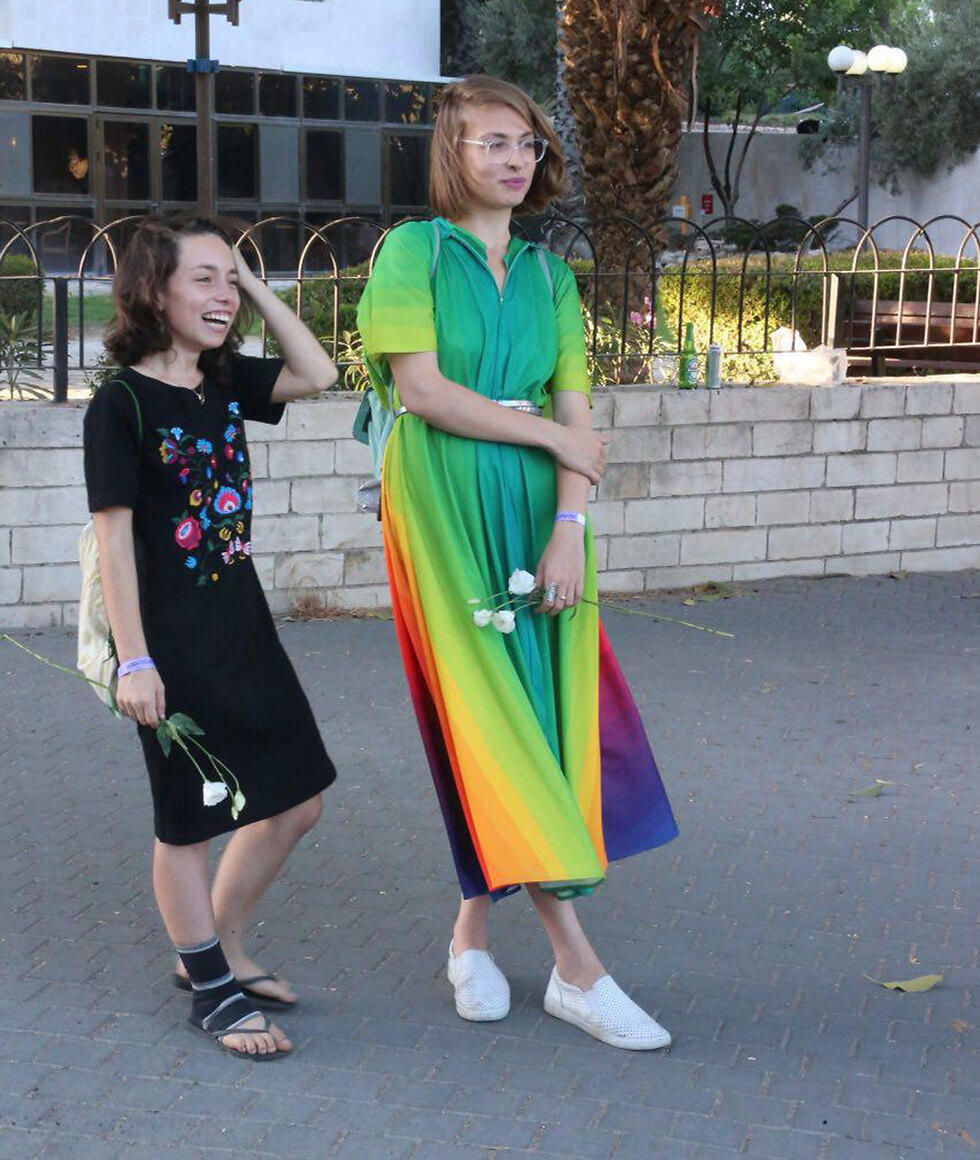 Participants carrying white flowers (Photo: Motti Kimchi)