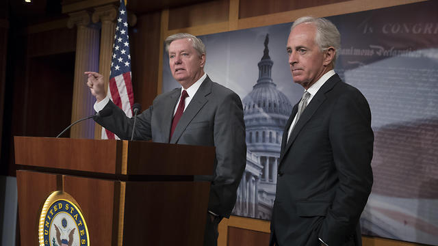 Senators Lindsey Graham (L) and Bob Corker (Photo: AP)