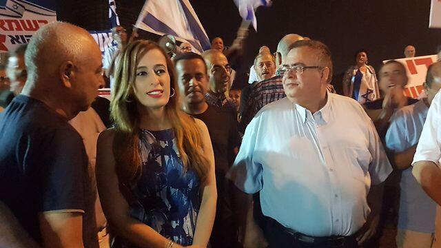 MKs Nava Boker and David Bitan at the pro-Netanyahu protest in Petah Tikva (Photo: Yair Sagi)