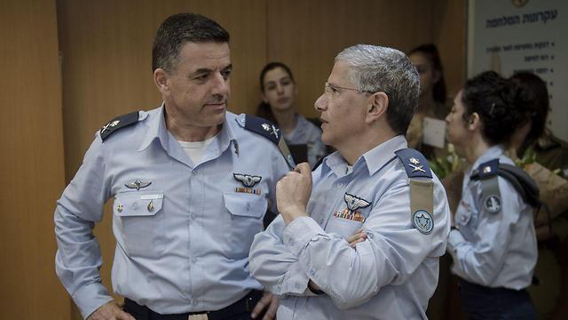 Maj. Gen. Amikam Norkin (L) with former IAF chief Maj. Gen. Amir Eshel (Photo: IDF Spokesperson's Unit)