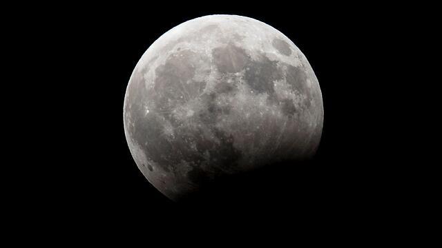 Затмение в Нетании. Фото: EPA