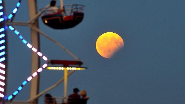 Затмение в Польше. Фото: EPA