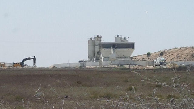 Construction of barrier (Photo: Barel Efraim)
